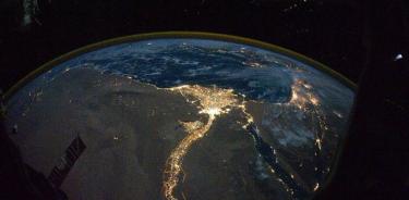 Vista nocturna del Delta del Río Nilo visto desde la Estación Espacial Internacional.