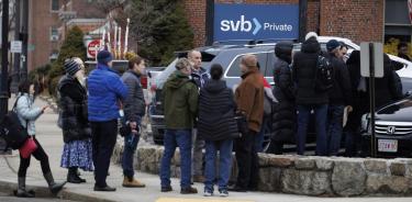 Clientes de Sillicon Valley Bank hacen fila este lunes frente a una sucursal en Wellesley, Massachusetts, para retirar sus depósitos