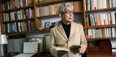 Kenzaburo Oe estudió literatura francesa en la Universidad de Tokio y ganó el premio Nobel en 1994, convirtiéndose en el segundo autor japonés en lograr este reconocimiento.