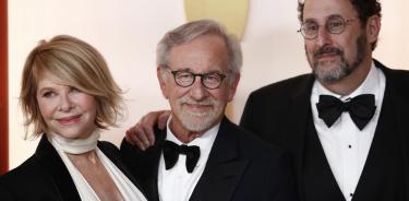 Steven Spielberg al llegar con sus acompañantes a la ceremonia.