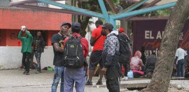Migrantes instalan un peque;o campamento en las inmediaciones de la COMAR mientras se resuelve su cituacion migratoria