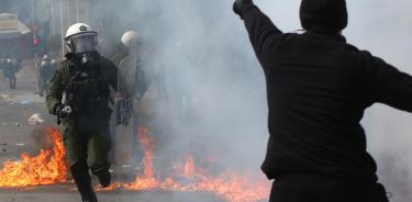 Un manifestante confronta a la policía antidisturbios en una de las protestas en Grecia.