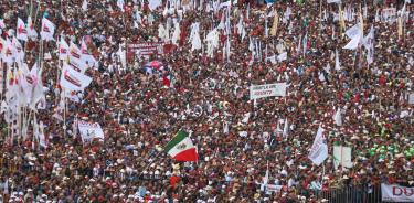 Miles de personas identificadas o simpatizantes de Andrés Manuel López Obrador abarratoraron el Zócalo capitalino.