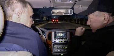 Putin maneja un Toyota por las calles de Mariúpol junto al viceprimer ministro ruso Marat Jusnulin