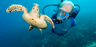 Jean-Michel Cousteau es director de la Ocean Futures Society e hijo del renombrado investigador explorador marino Jacques-Yves Cousteau.