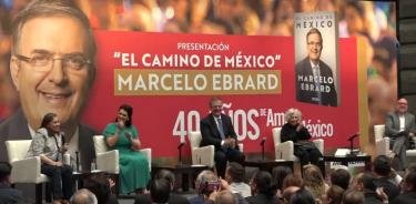 Acompañado de Leticia Bonifaz, su esposa Rosalinda Bueno, la escritora Elena Poniatowska y el periodista Ricardo Raphael, Marcelo Ebrard presentó su libro.