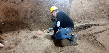 Los arqueólogos han descubierto nuevos artefactos arqueológicos de gran valor contextual, como vasos y vajillas, en el yacimiento de Pompeya.