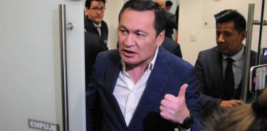 Miguel Ángel Osorio Chong sale de la reunión que tuvo con senadores priistas.