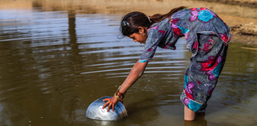 Las mujeres jóvenes que no tienen acceso al agua, a menudo dejan de estudiar.