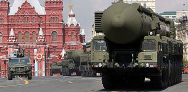 Misiles nucleares estratégicos rusos Yars durante un desfile.