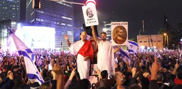 Un hombre con una máscara de “Bibi” Netanyahu y vestido como emperador romano durante la protesta masiva de este domingo en Tel Aviv