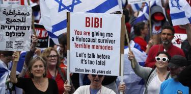 Más de cien mil israelíes, entre ellos un sobreviviente del Holocausto, se manifiestaron este lunes frente al parlamento de Jersusalén contra Netanyahu