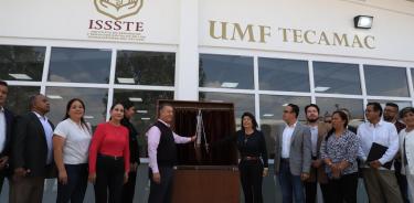 El director general del ISSSTE, Pedro Zenteno y la alcaldesa de Tecamac, Mariela Gutiérrez, entregaron la Primera Etapa de la Clínica de Medicina Familiar del instituto en aquel municipio