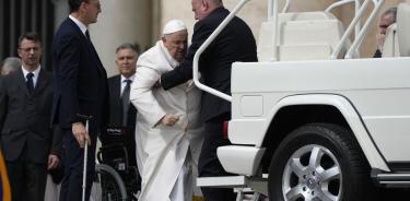 El papa Francisco, con rostro visiblemente adolorido, es trasladado al policlínico Gemelli de Roma