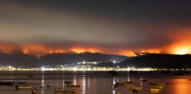 Los incendios forestales son fuente de emisión de carbono que contribuye al calentamiento global.