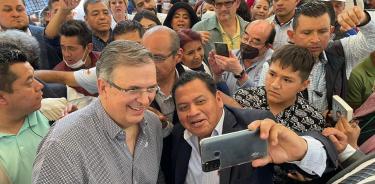 Marcelo Ebrard, titular de la SRE, durante una sesión de selfies con sus seguidores en Iztapalapa.