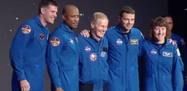Hansen, Glover, Weisman y Koch, con el administrador de la NASA , Bill Nelson, en el centro.