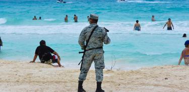Elemento de la Guardia Nacional en una playa en Cancún, Quintana Roo (Foto de Archivo)