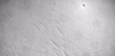 Sombra de Ingenuity en el suelo de Marte captada por el propio helicóptero en su vuelo 49.
