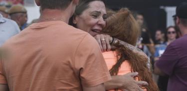 Familiares de  una de las víctimas se abrazan tras conocer la tragedia en una guardería de Blumenau