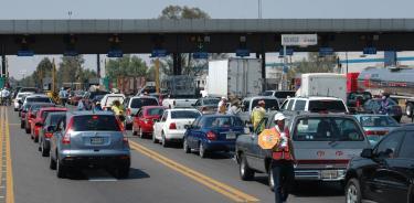 TEPOTZOTLÁN, ESTADO DE MÉXICO, 04ABRIL2009.-  Cientos de mexiquenses y capitalinos aprovechan las vacaciones de Semana Santa abarrotando las salidas de las autopistas como es el caso de la caseta en Tepotzotlán en la autopista hacia Queretaro.
FOTO: MARIO NULO/CUARTOSCURO.COM