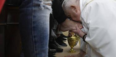 El papa besa el pie que acaba de lavar de un preso de la cárcel romana de menores Casa del Marmo