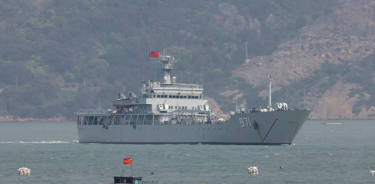 Buque de guerra chino en el estrecho de Formosa, que separa China de Taiwán