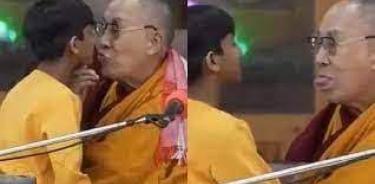 Dos escena del video en la que se ve al Dalai Lama besando a un niño y luego pidíendole que le chupe la lengua
