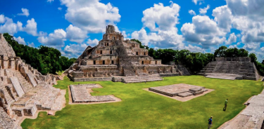 La distancia de la estación del Tren Maya más cercana a la zona arqueológica de Edzná son cerca de 15 kilómetros.