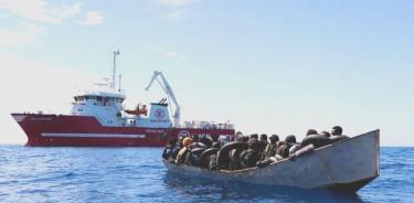 Inmigrantes africanos cerca de la costa de la isla Lampedusa, principal destino de las embarcaciones.