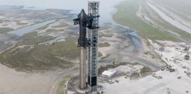 El vehículo Starship de SpaceX se encuentra completamente apilado en las instalaciones de Starbase de la compañía en el sur de Texas en abril de 2023, antes de un intento de vuelo de prueba orbital planificado.