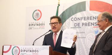 Ignacio Mier Velazco, coordinador de la Jucopo y de los diputados de Morena, muestra documento del acuerdo con seis de los siete grupos parlamentarios.