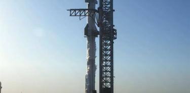 tarship y cohete Super Heavy minutos antes del lanzamiento frustrado del 17 de abril -