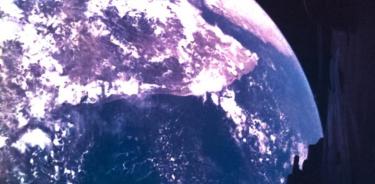 Imagen de la JUICE con la Tierra de fondo.