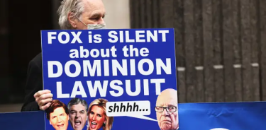 Manifestante denuncia el silencio vergonzoso de Fox sobre la demanda de Dominion en su contra