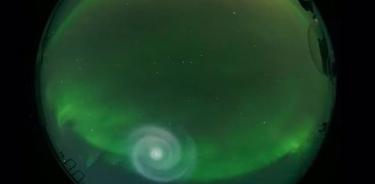 magen de la espiral resultado del combustible expulsado por un cohete de Space X sobre Alaska el 15 de abril.