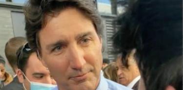 Trudeau, primer ministro de Canadá, discute con un joven