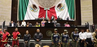 Agentes peludos y sus manejadores de la Marina acudieron a la Cámara de Diputados donde fueron recibidos calurosamente por todos los grupos parlamentarios.