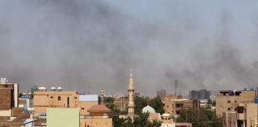 Columnas de humo provocadas por explosiones en el combate entre el ejército sudanés y la milicia rebelde en Jartum