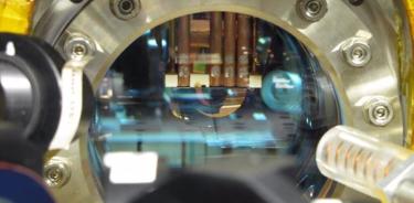 Un atomchip, en un laboratorio de TU Wien (Viena), creado por físicos para atrapar átomos ultrafríos y estudiar las propiedades de los sistemas cuánticos.