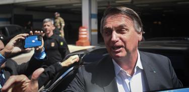 Bolsonaro afuera de la sede de la Policía Federal tras dar su testimonio.