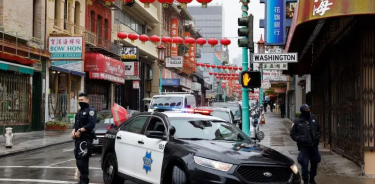 Policías a la entrada del barrio chino de San Francisco