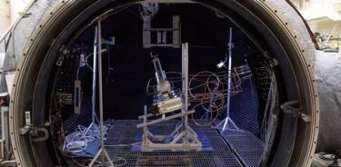 Un reactor láser y carbotérmico de alta potencia ubicado dentro de la cámara de prueba de la Demostración de Reducción Carbotérmica (CaRD) de la NASA en el Centro Espacial Johnson de la NASA.