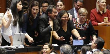 El morenista César Cravioto lanza manotazos a senadoras y senadores de oposición que sostenían una manta en la toma de tribuna en la sesión del Senado
