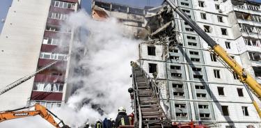 Equipos de rescate trabajan en el lugar de un edificio residencial dañado tras el ataque con misiles en Uman,