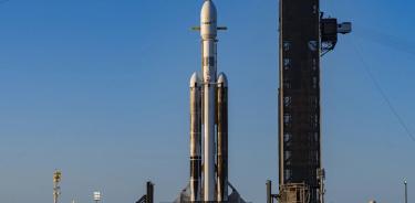 Fotografía cedida por SpaceX donde se aprecia el cohete Falcon que lleva la misión ViaSat-3 Americas.