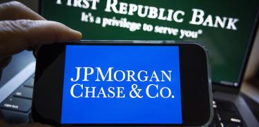 JP Morgan, el mayor banco de EU, cada vez más grande tras convertirse en refugio de clientes que sacan sus depósitos de bancos medianos