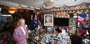 Margaret Tyler, que se declara fanática de la monarquía británica tiene su casa de Londres inundada de recuerdos de la dinastía Windsor