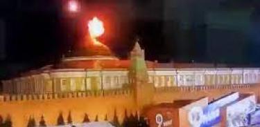 Captura de video del momento en que un dron es derriba dentro de los muros del Kremlin