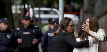Dos profesoras consuelan a una alumna en el colegio de Belgrado donde se produjo el tiroteo masivo